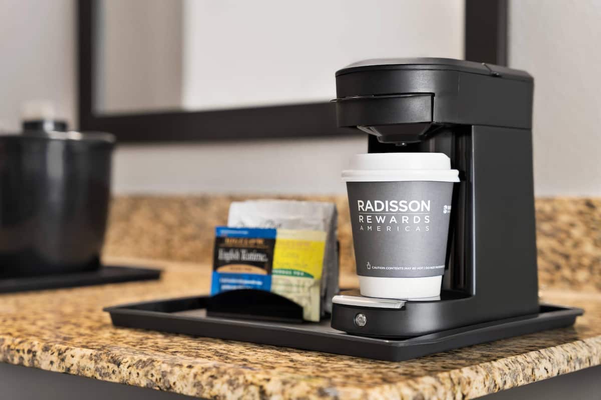 1 dormitorio, escritorio, cortinas opacas