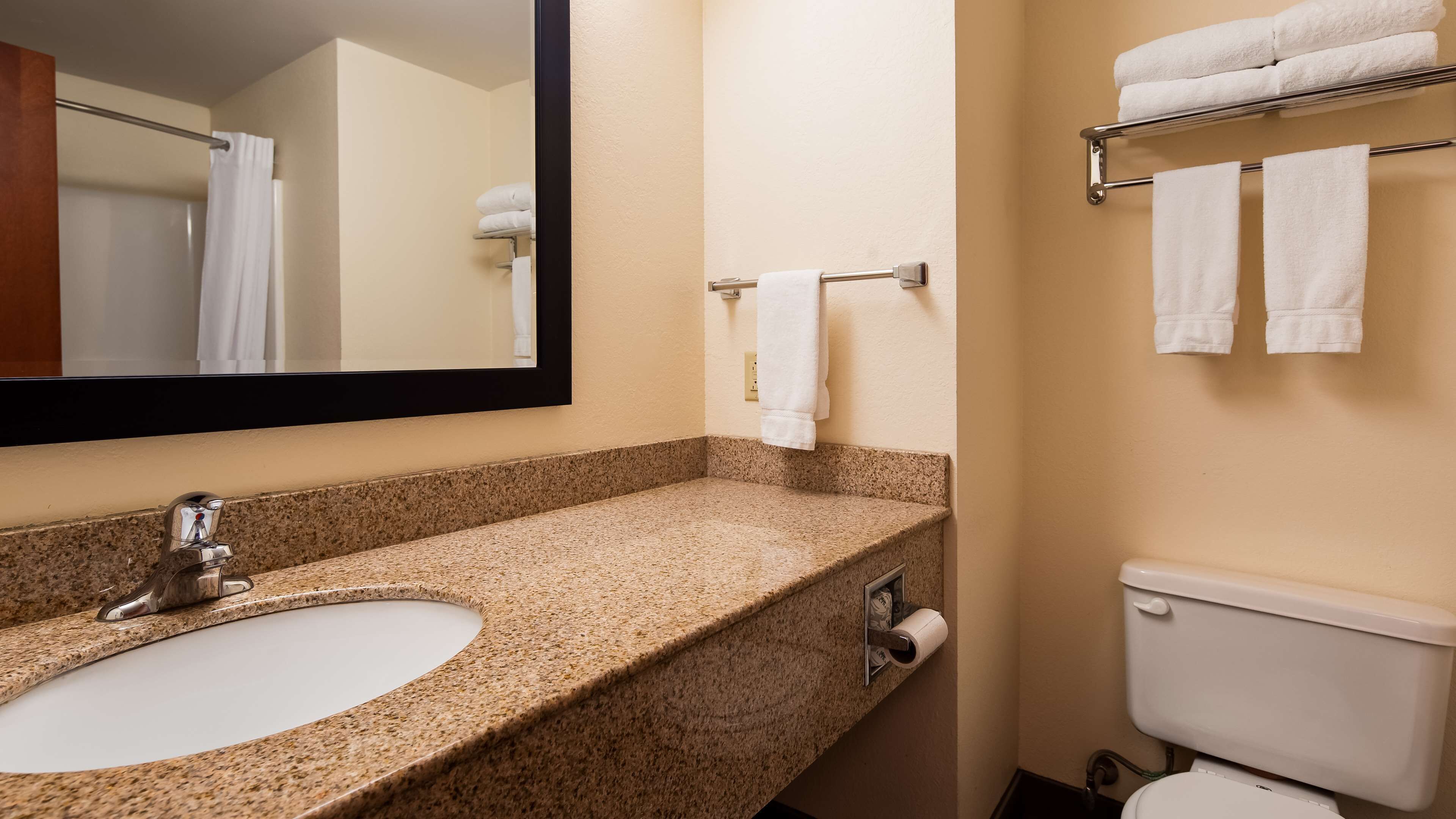 combined shower/bathtub, free toiletries, hair dryer, towels