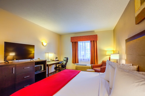 A hotel room with a bed, desk, chair, TV, and two lamps. - Best Western Nittany Inn Milroy (Reedsville)