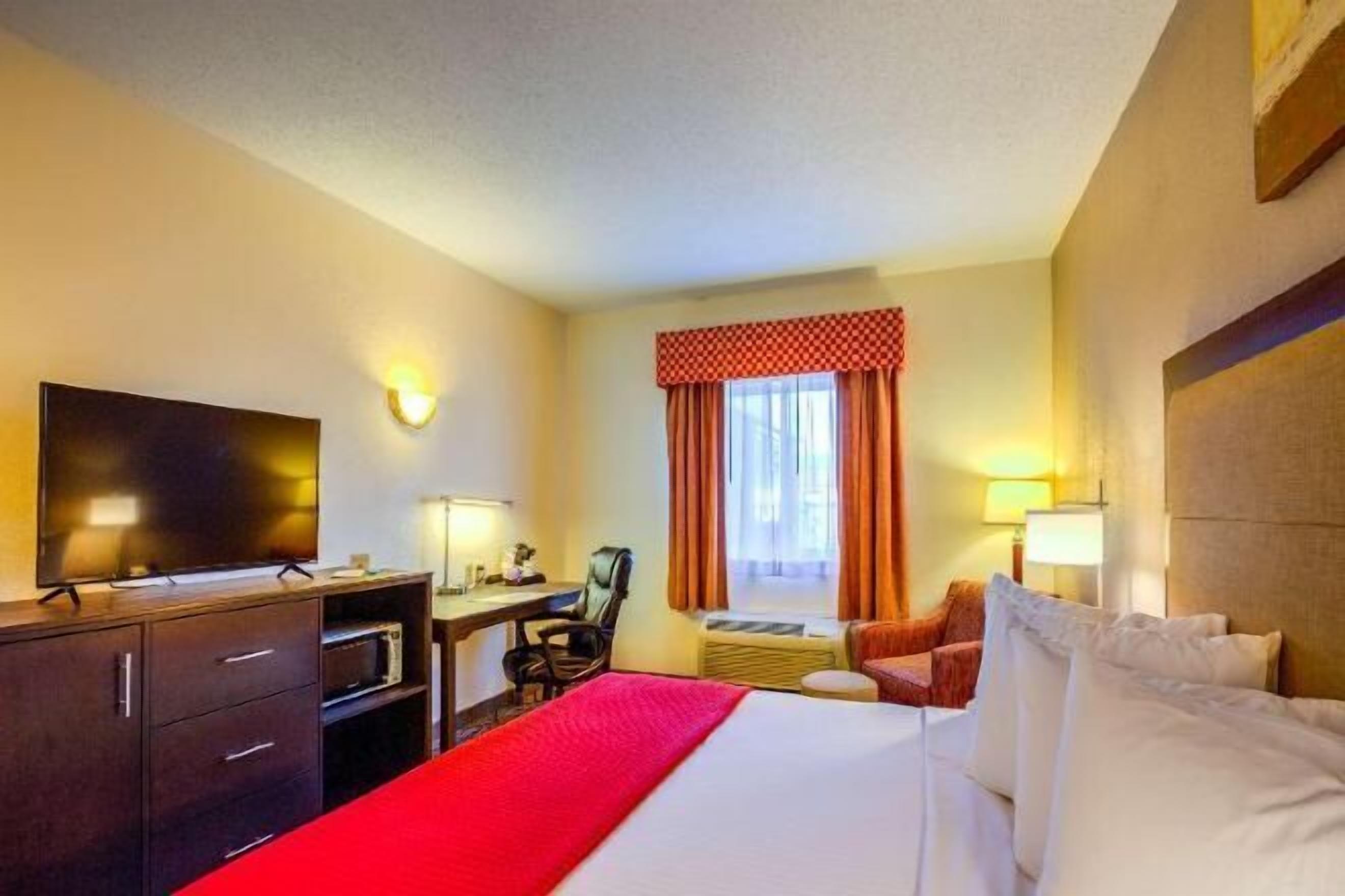 Desk, iron/ironing board, rollaway beds, free WiFi