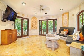 Condo superior, 2 habitaciones, cocina, vista al jardín | Televisión