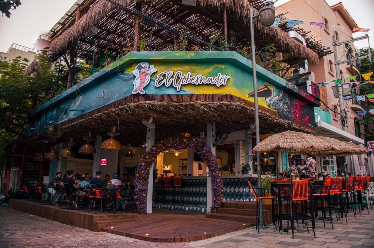 Un restaurant appelé «El Gobernador», doté d’une terrasse, d’un toit de chaume et d’une fresque murale aux couleurs vives.