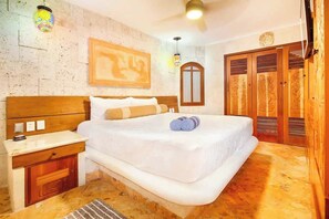 Condo superior, 2 habitaciones, cocina, vista al jardín | Sábanas de algodón egipcio, ropa de cama de alta calidad y minibar 