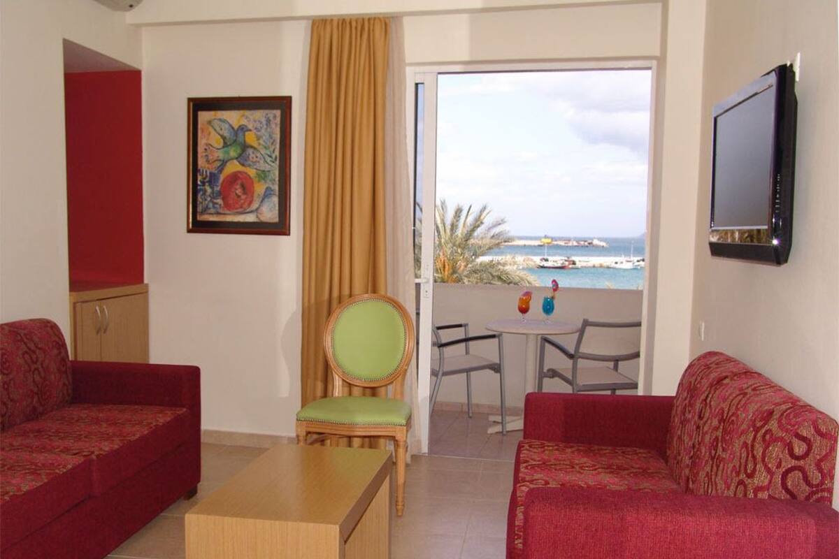 Standard Room, Sea View | Minibar, in-room safe, desk, soundproofing