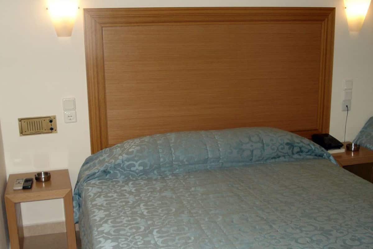 Quadruple Room | Minibar, in-room safe, desk, soundproofing