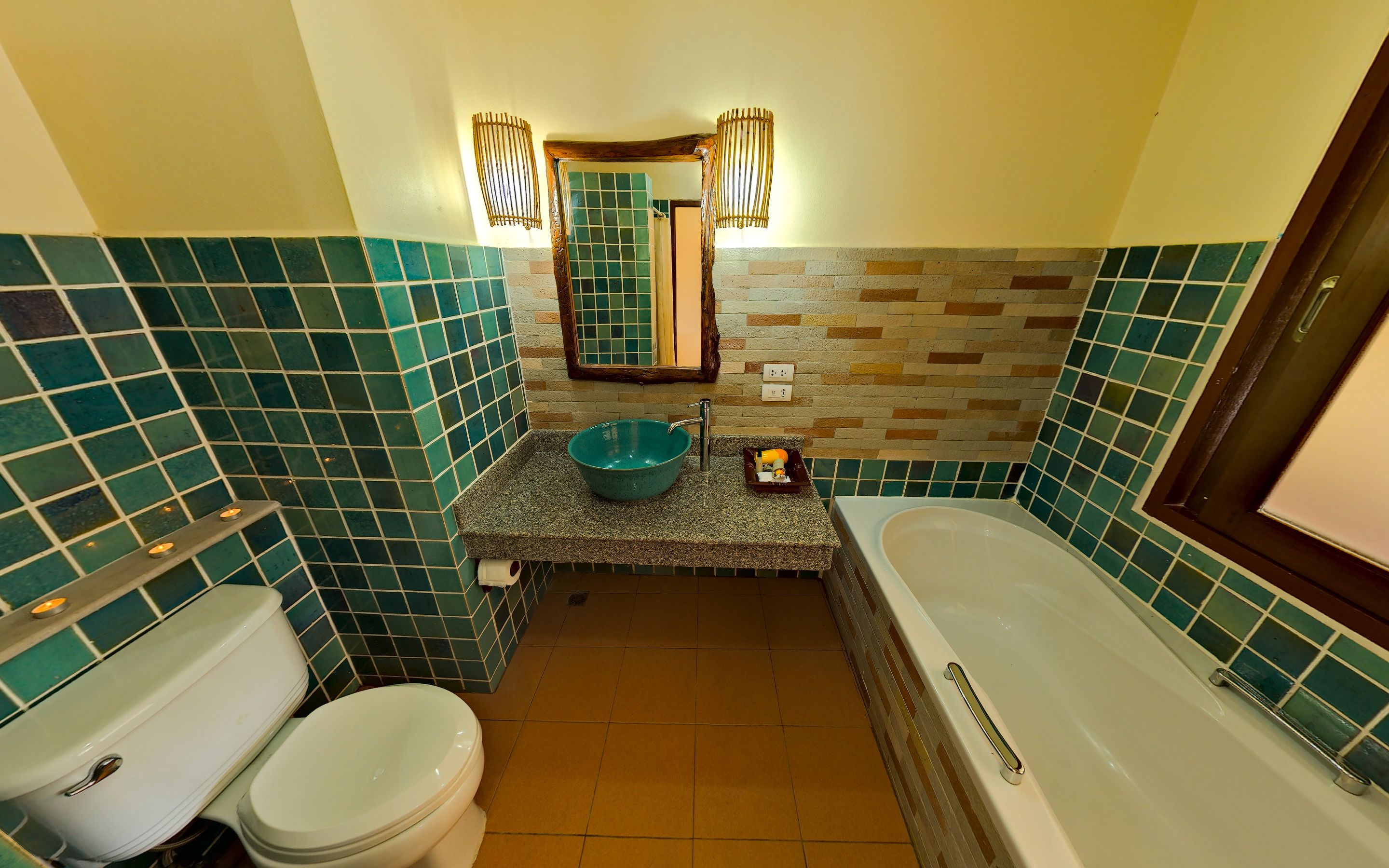 Ein Badezimmer mit Toilette, Waschbecken und Badewanne.
