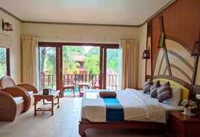 Deluxe kamer, balkon, uitzicht op zwembad | Luxe beddengoed, een minibar, een kluis op de kamer