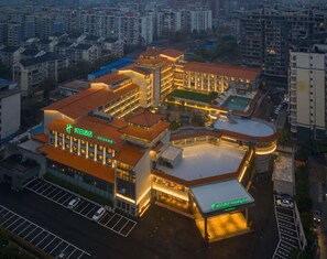 A hotel with multiple buildings, a swimming pool, and a parking lot. - Holiday Inn Guilin Qixing by IHG (Guilin)