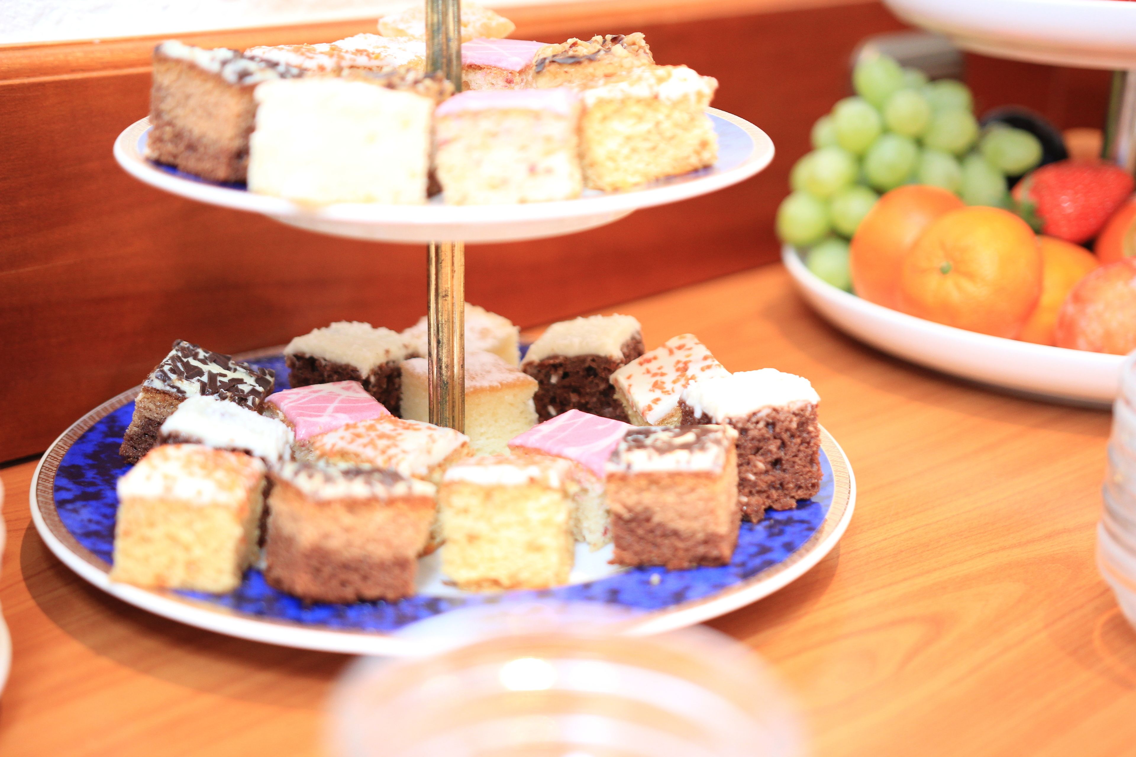 Ein Buffet mit verschiedenen Desserts und Früchten.