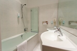 Junior Suite, 1 Queen Bed | Bathroom | Shower, free toiletries, hair dryer, towels - Hotel Erbprinzenpalais (Wernigerode)