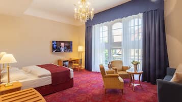 Junior-Suite, 1 Queen-Bett | 1 Schlafzimmer, Minibar, Zimmersafe, individuell dekoriert