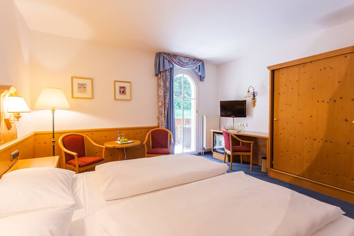 Double Room, Balcony | Minibar, in-room safe, desk, soundproofing