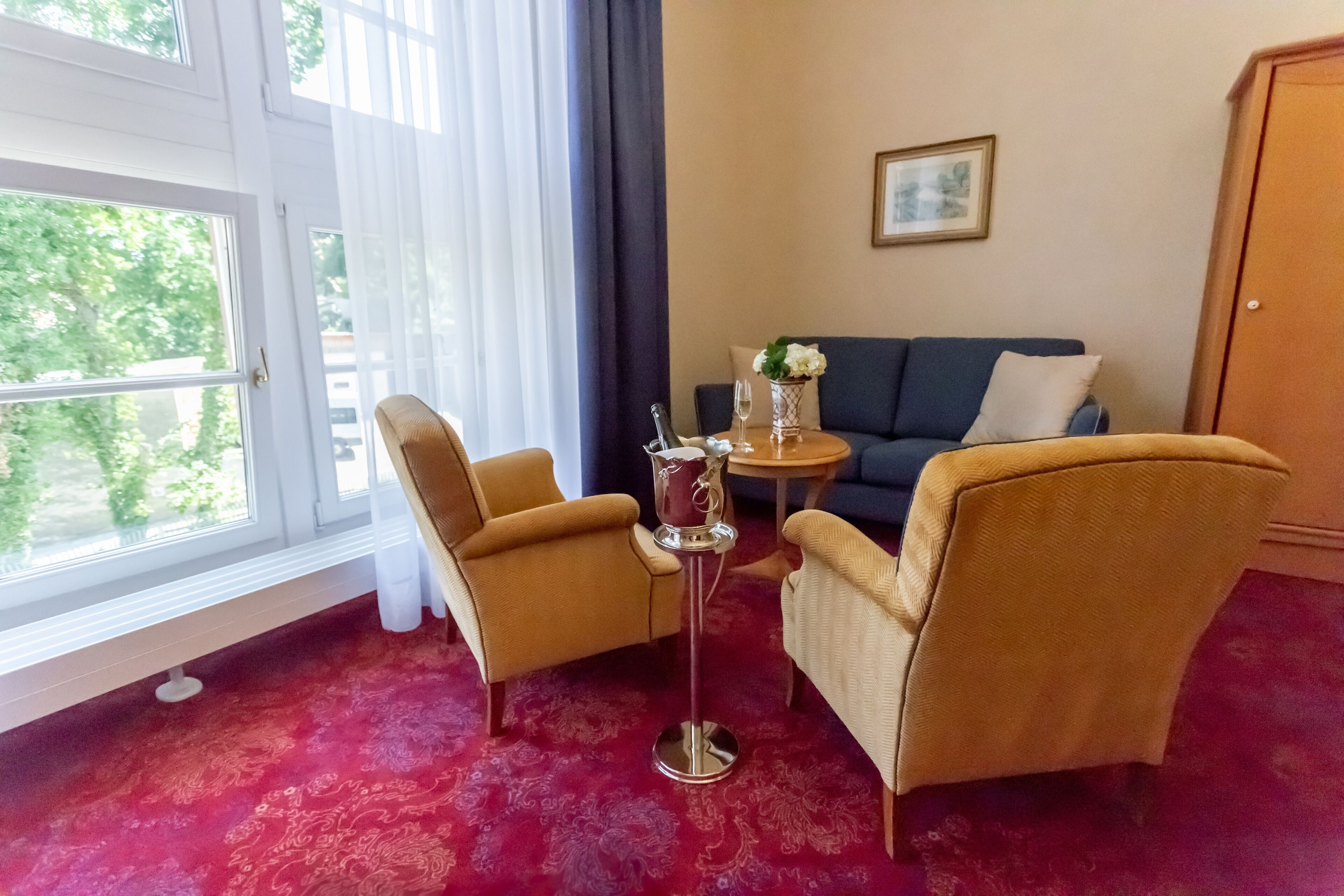 junior suite, 1 queen bed | living area | flat-screen tv