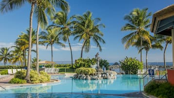 Piscine extérieure, parasols de plage, chaises longues