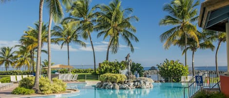 Piscine extérieure, parasols de plage, chaises longues