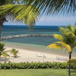 Plage, chaises longues, serviettes de plage