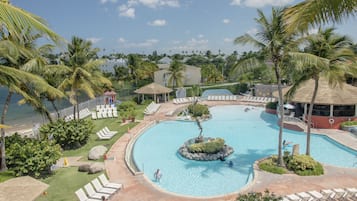 Una piscina al aire libre, sombrillas, sillones reclinables de piscina