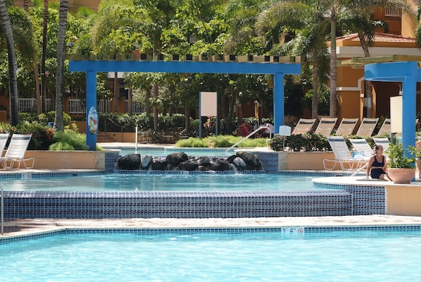 Piscina a l'aire lliure (horari: 07:00-21:00), para-sols i gandules