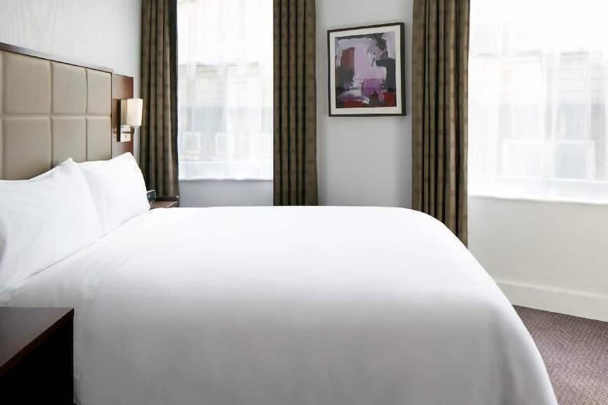 Egyptian cotton sheets, premium bedding, in-room safe, desk