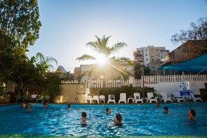 Piscina externa sazonal, guarda-sóis, espreguiçadeiras