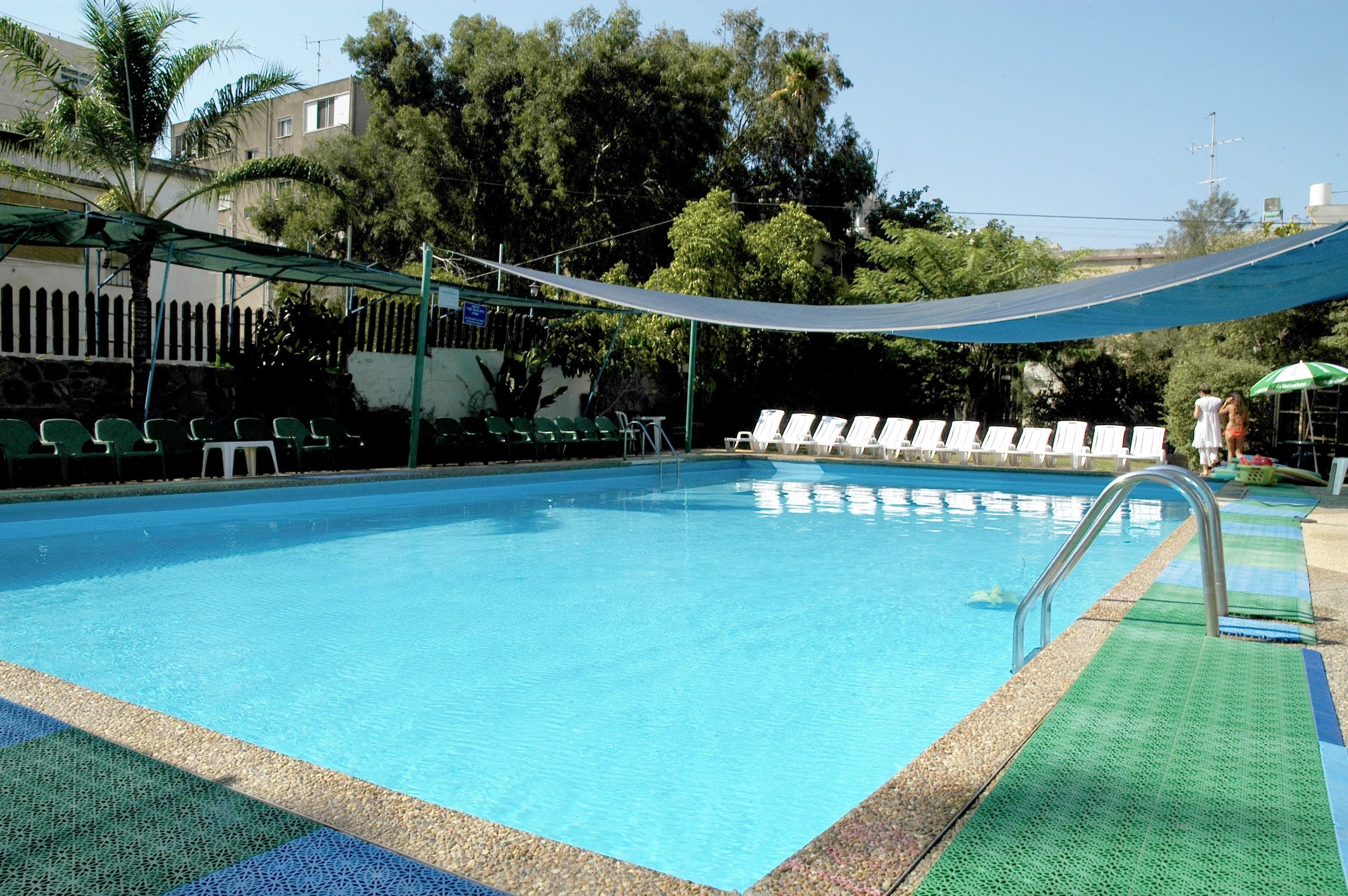 季節性室外泳池；泳池傘、躺椅