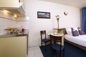 Desk, free cots/infant beds, free WiFi - Appart'City Versailles Louveciennes (Louveciennes)