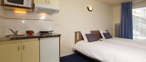 Desk, free cots/infant beds, free WiFi