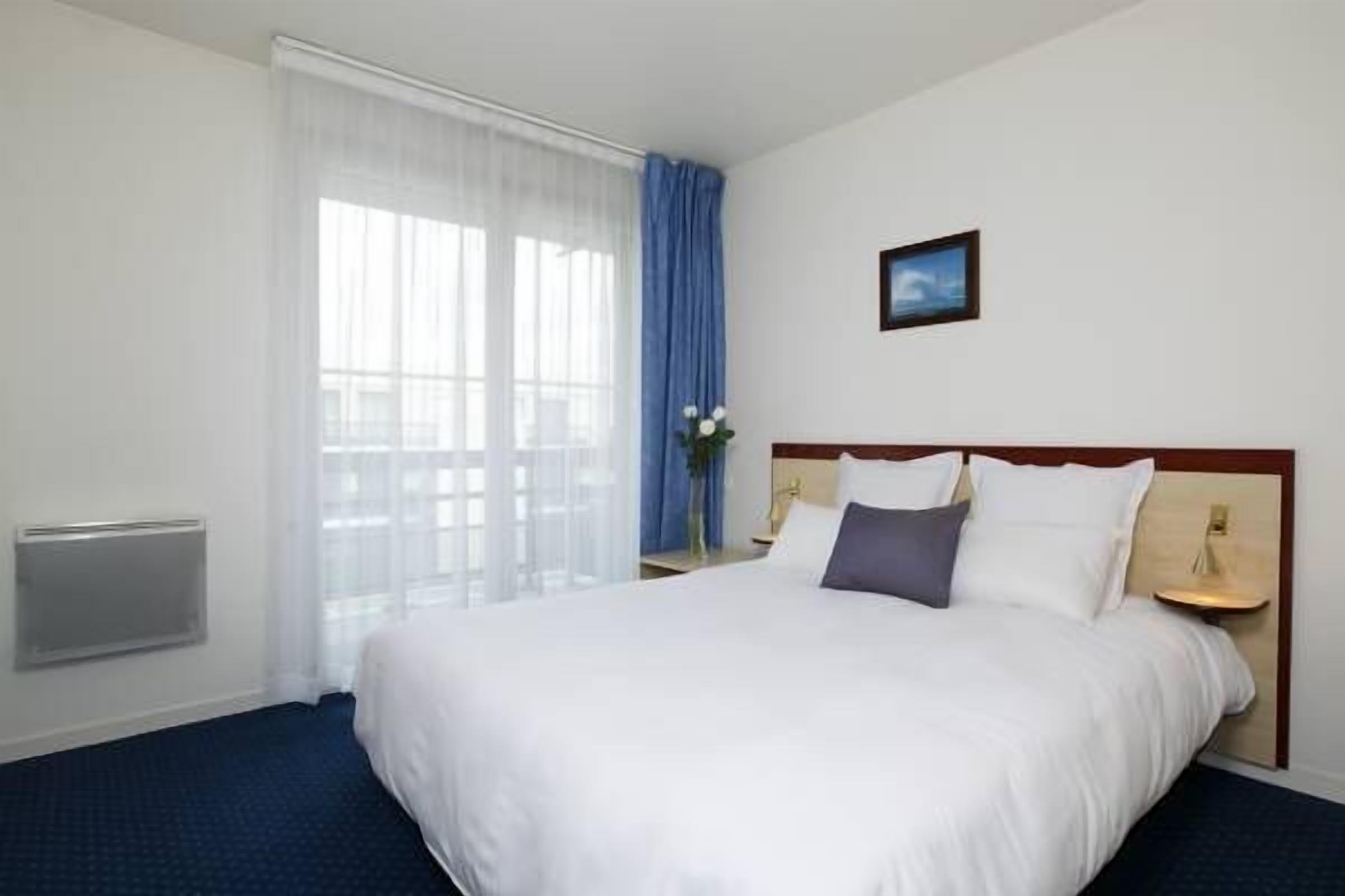 Desk, free cots/infant beds, free WiFi