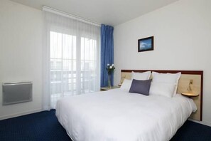 Desk, free cribs/infant beds, free WiFi - Appart'City Versailles Louveciennes (Louveciennes)