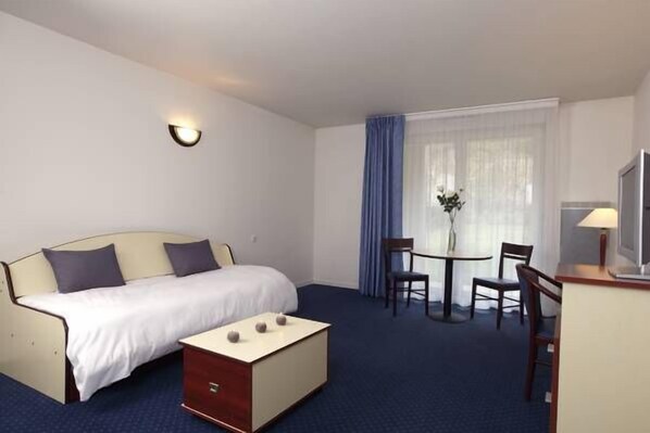 Desk, free cots/infant beds, free WiFi