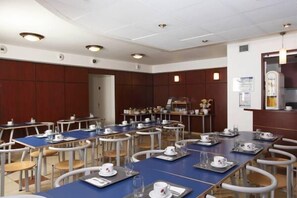 Breakfast (EUR 10 per person) - Appart'City Versailles Louveciennes (Louveciennes)