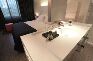 Minibar, in-room safe, desk, iron/ironing board