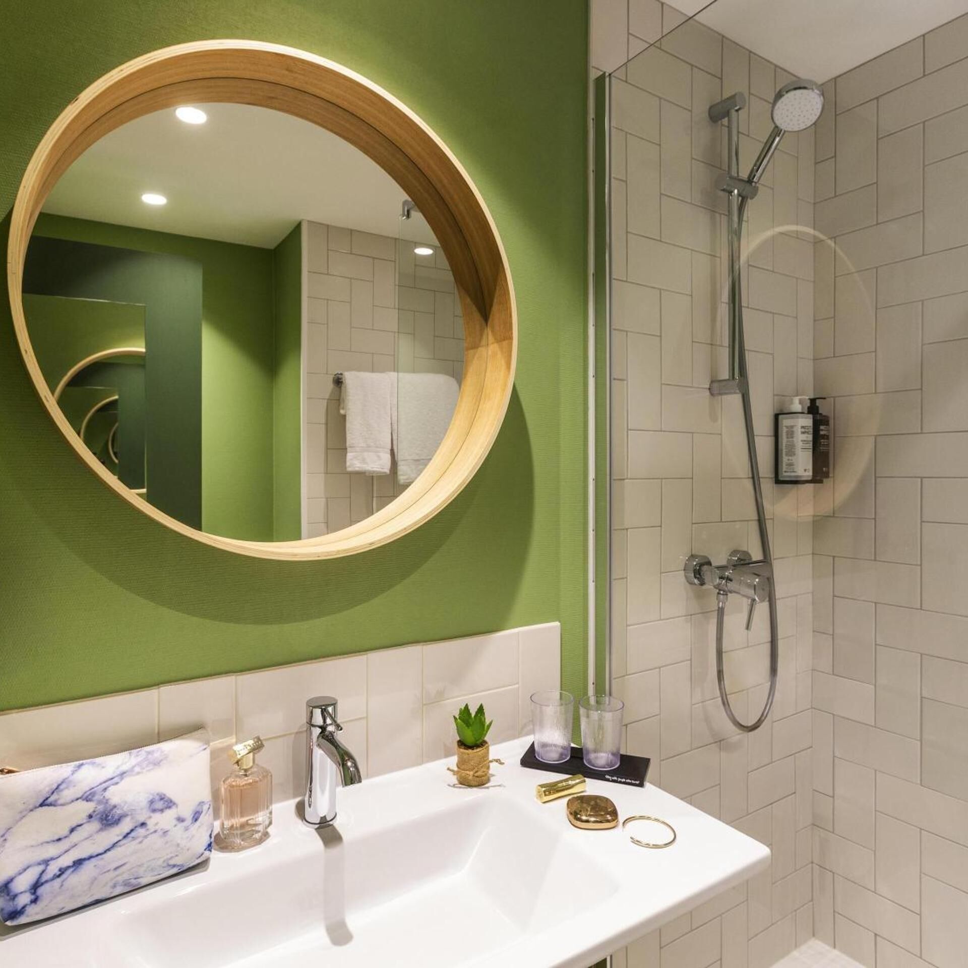 Bathroom | Combined shower/tub, hair dryer, towels
