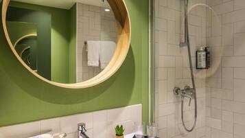 Bathroom | Combined shower/tub, hair dryer, towels