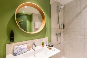 Bathroom | Combined shower/tub, hair dryer, towels
