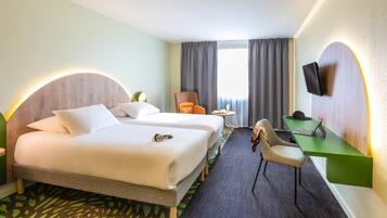 Een minibar, een kluis op de kamer, een bureau