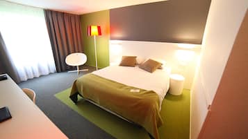 Quarto luxo, 1 cama Queen, para não fumantes | Frigobar, cofres nos quartos, escrivaninha