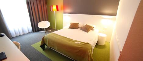 Deluxe Room, 1 Katil Ratu (Queen), Non Smoking | Bar mini, peti besi dalam bilik, meja, seterika/papan seterika