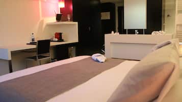 Habitación superior, 1 cama King size, para no fumadores | Minibar, caja de seguridad en la habitación y escritorio