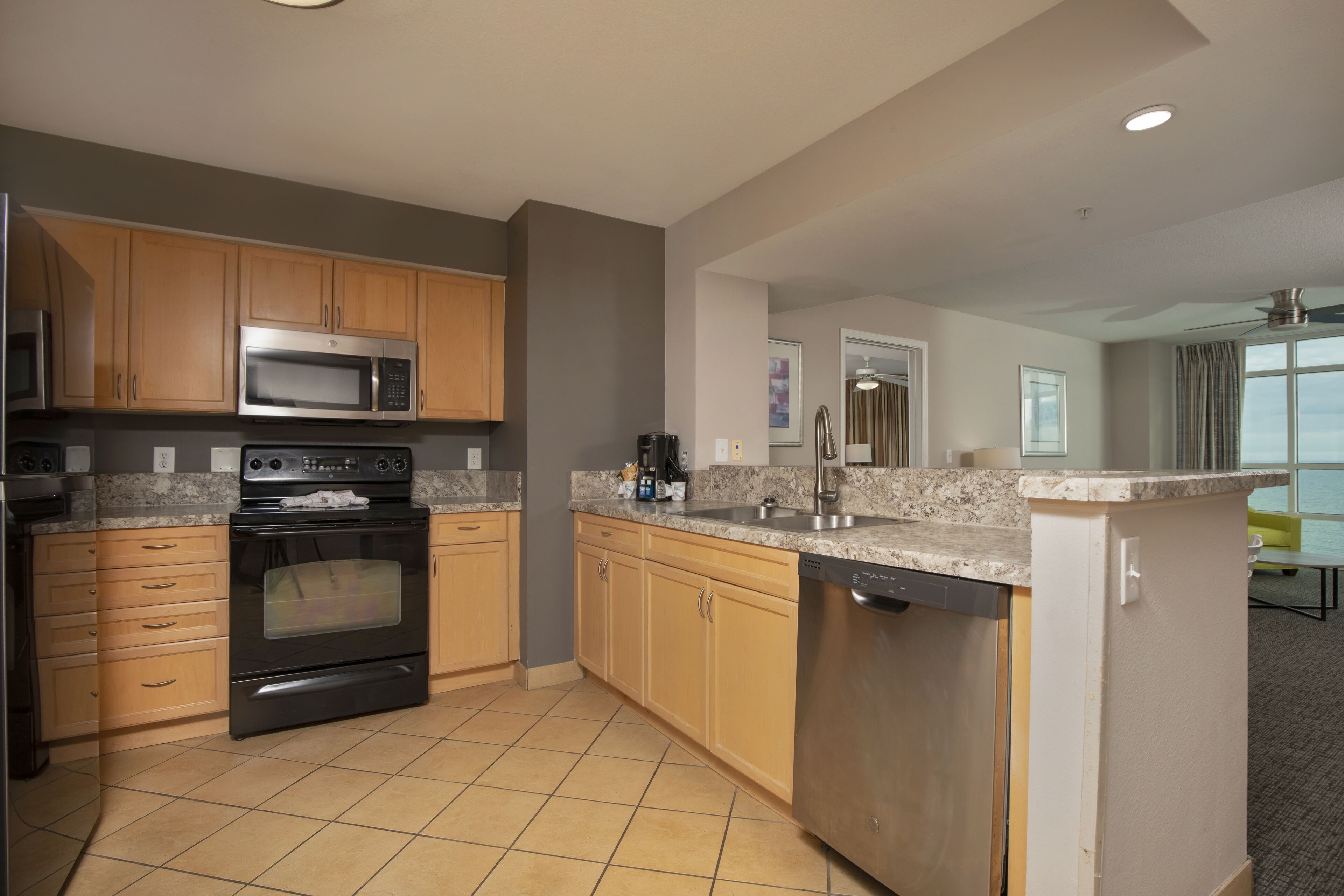 Condo estándar, 3 habitaciones, frente al océano | Cocina privada | Cafetera y tetera, refrigerador con congelador, microondas y horno 
