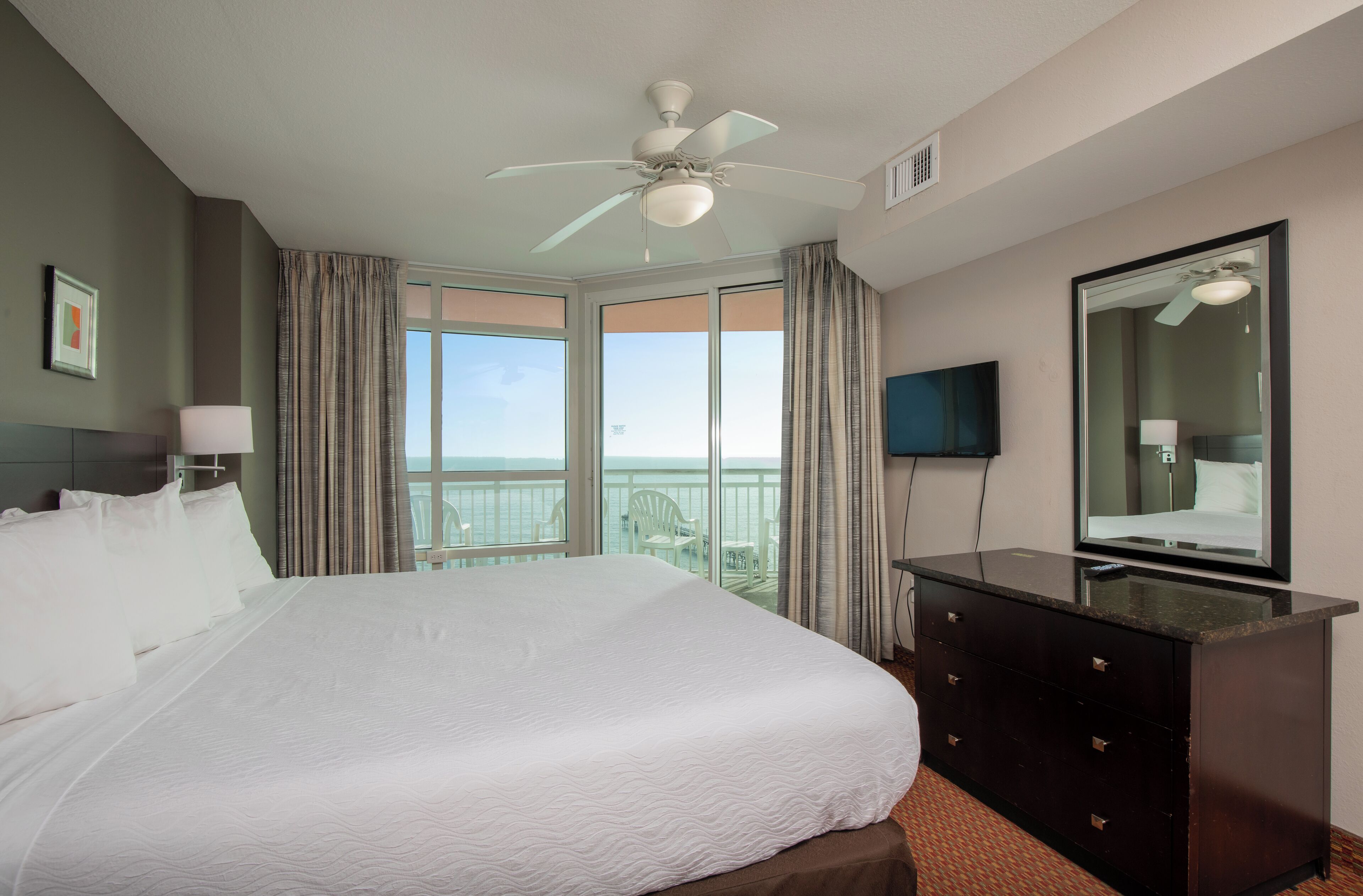 Verduisterende gordijnen, een strijkplank/strijkijzer, gratis babybedden