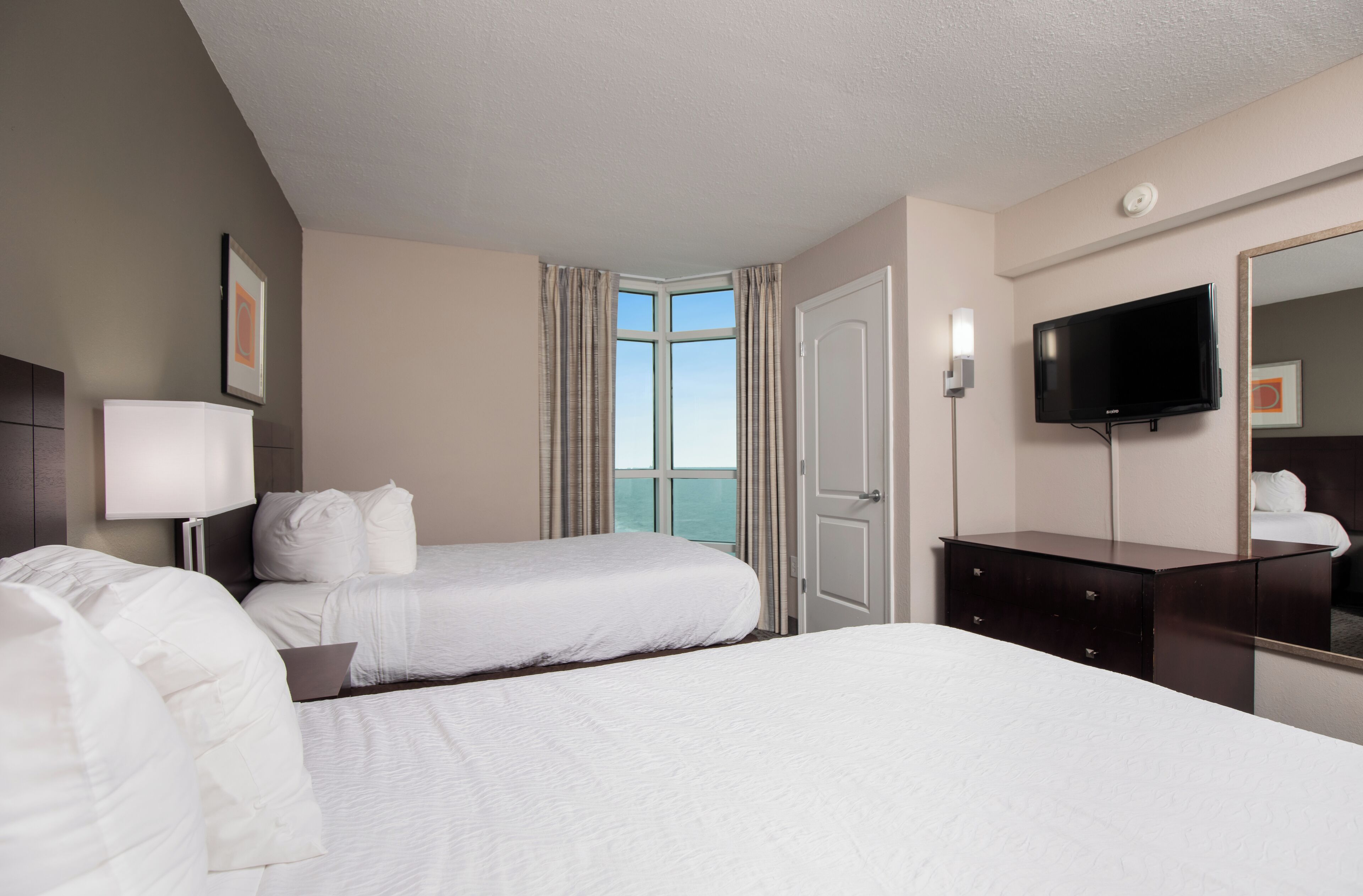 Verduisterende gordijnen, een strijkplank/strijkijzer, gratis babybedden