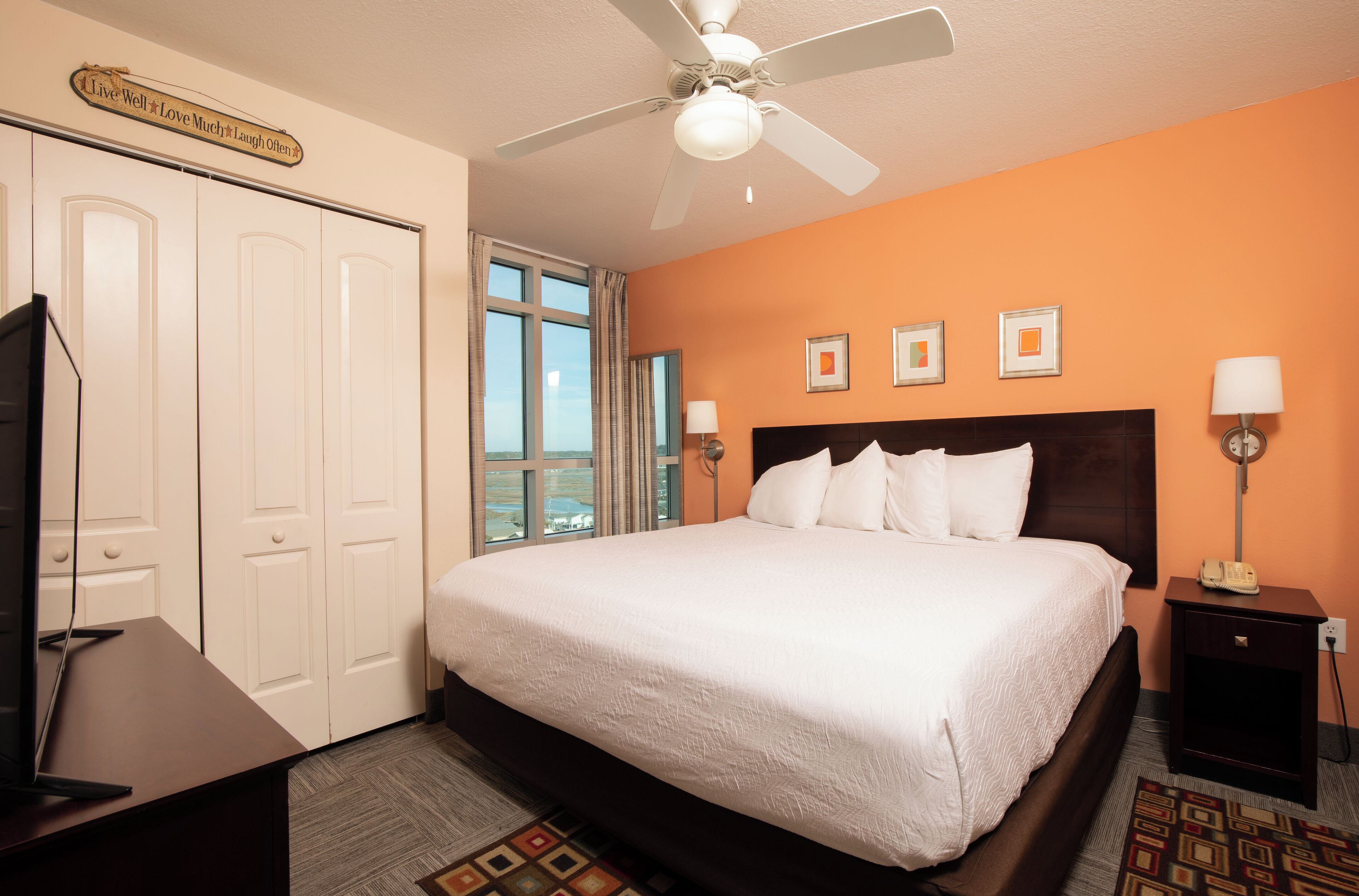 Verduisterende gordijnen, een strijkplank/strijkijzer, gratis babybedden