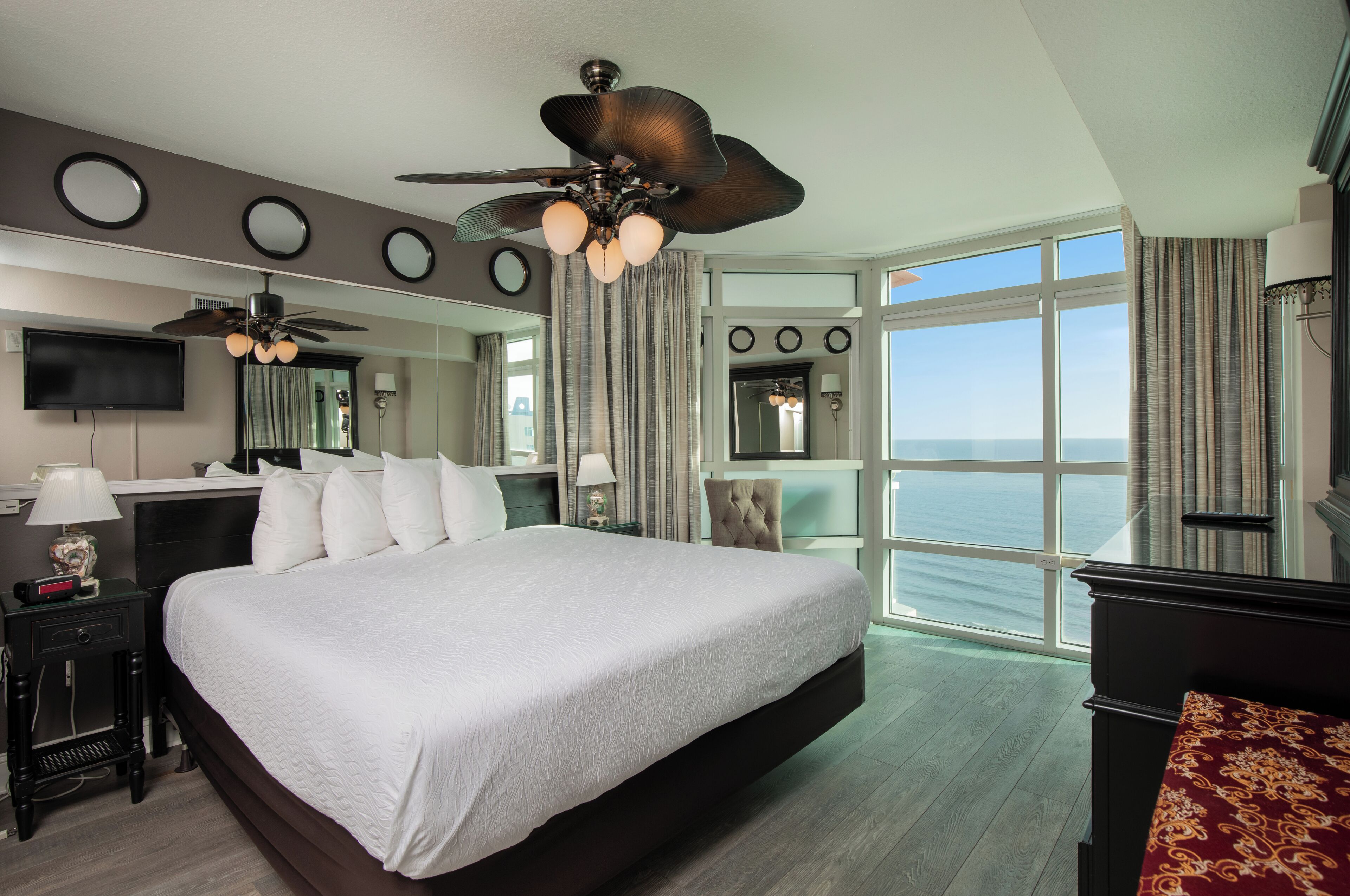 Cortinas opacas, tabla de planchar con plancha, cunas gratuitas