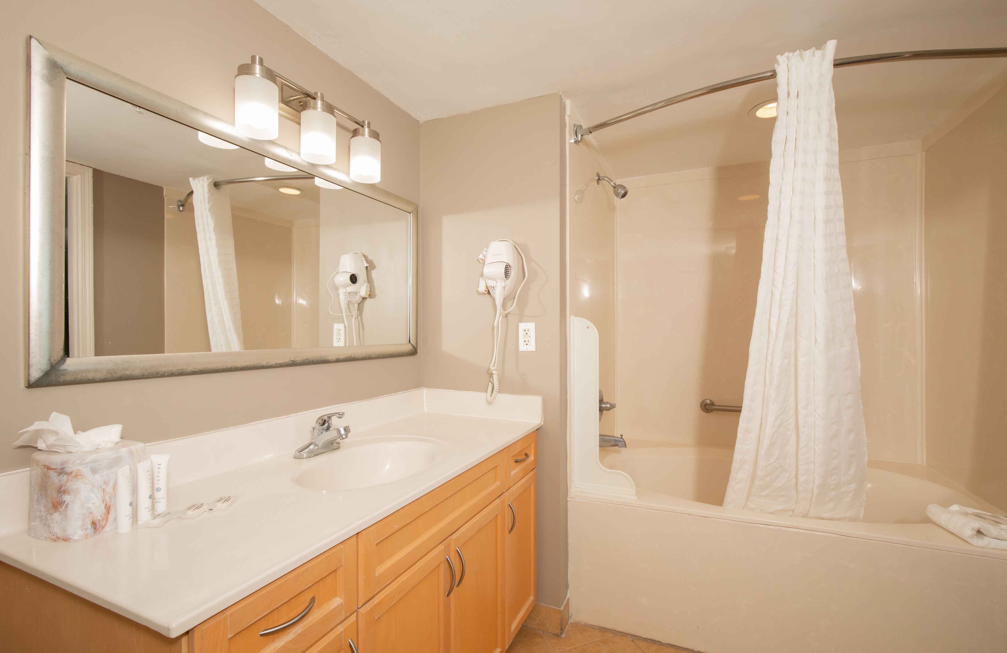 combined shower/bathtub, deep-soaking bathtub, free toiletries