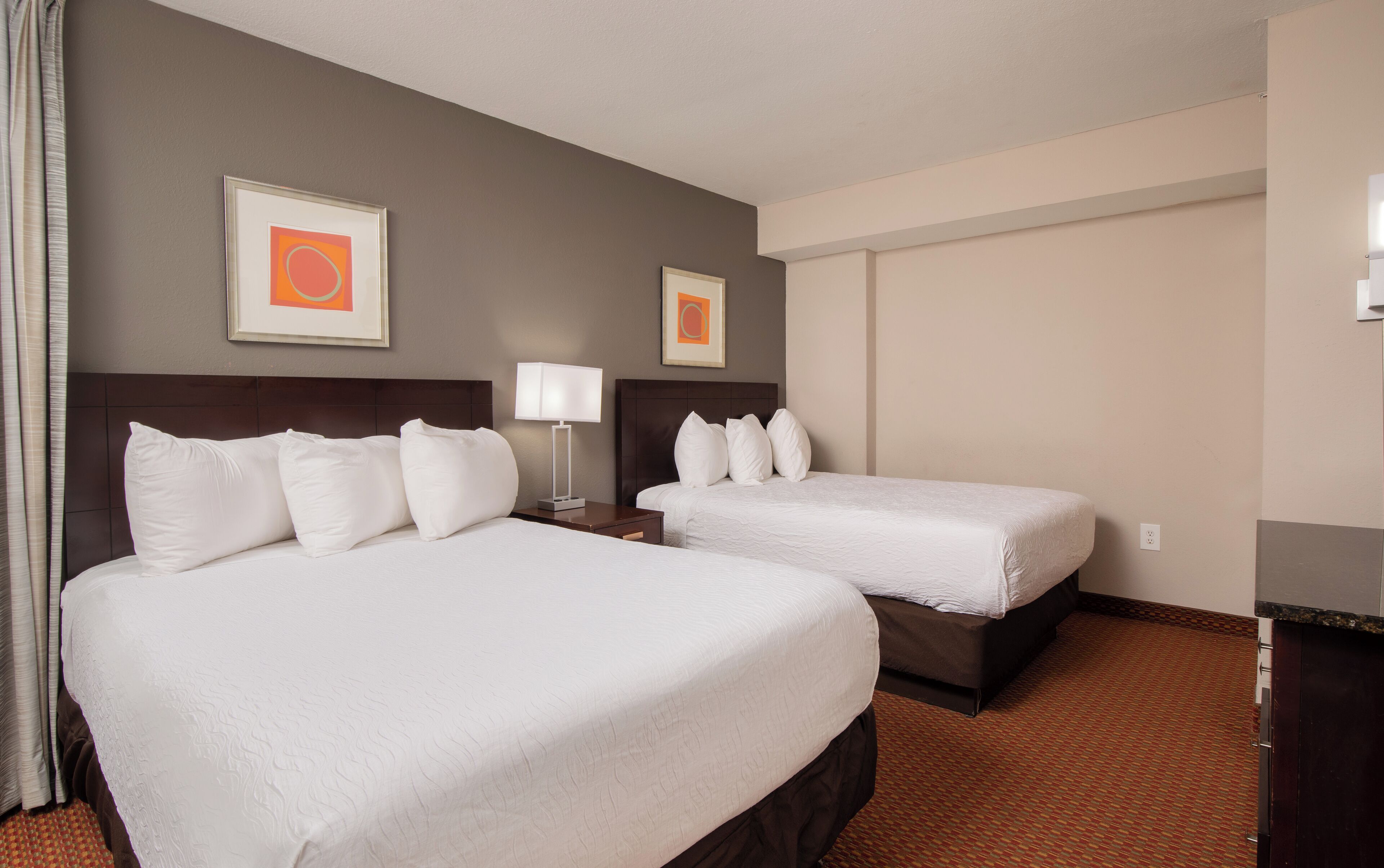 Verduisterende gordijnen, een strijkplank/strijkijzer, gratis babybedden