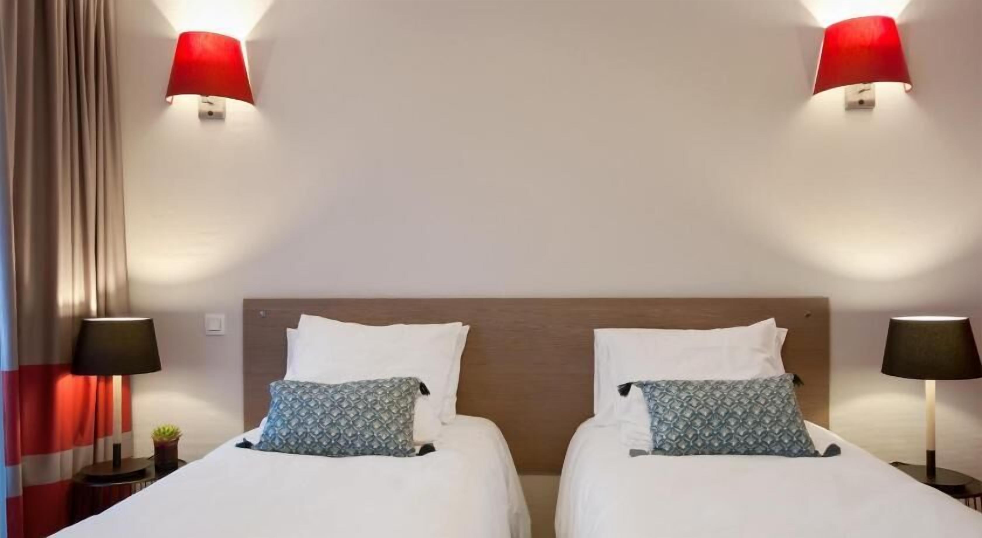 Een bureau, een strijkplank/strijkijzer, gratis wifi, beddengoed