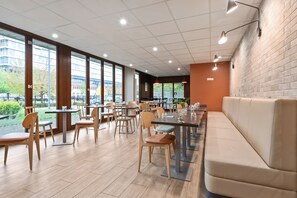 Daily buffet breakfast for a fee - Appart'City Confort Lille Grand Palais (Lille)
