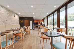 Café da manhã com buffet todos os dias (EUR 13.9 por pessoa) 