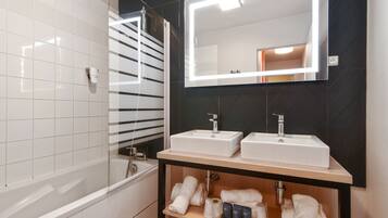 Apartamento, 2 habitaciones | Baño | Artículos de higiene personal gratuitos, secador de pelo y toallas